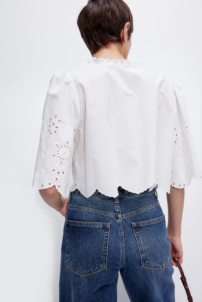 Blouse courte avec broderie anglaise