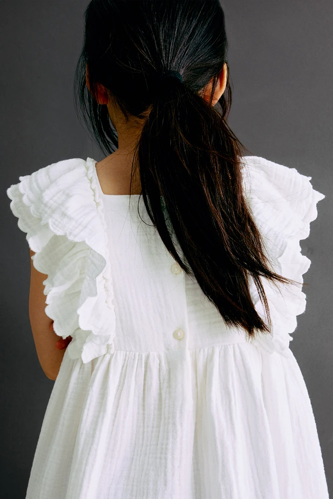 Robe à bords festonnés