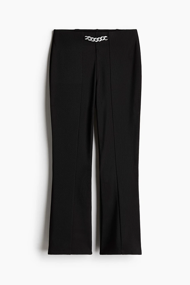 Pantalon évasé avec chaîne