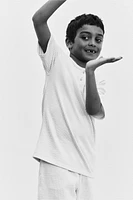 T-shirt à encolure boutonnée et short