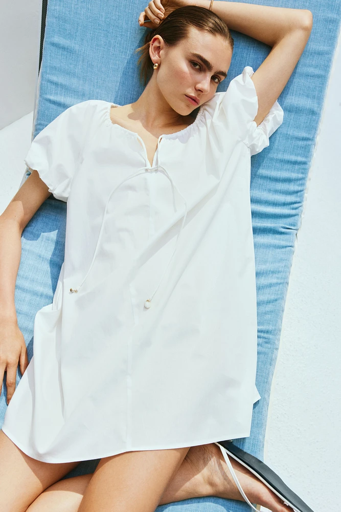 Robe avec cordon de serrage à l'encolure