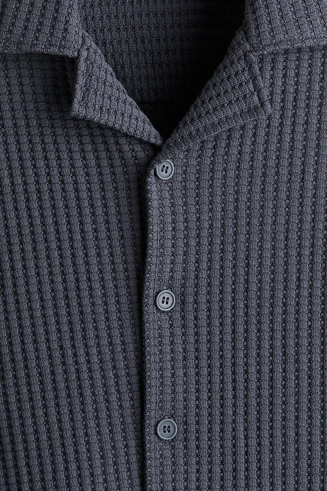 Chemise gaufrée coupe ample à col cubain