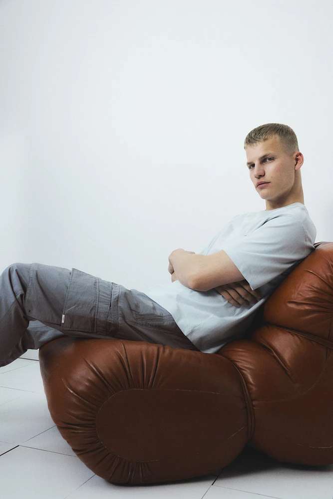 Pantalon cargo classique en sergé