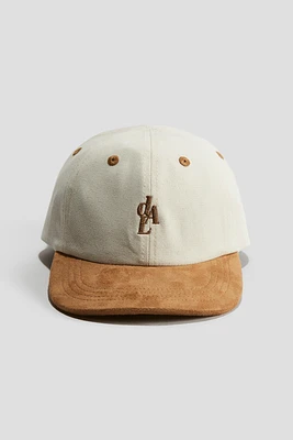 Casquette en sergé avec détail brodé