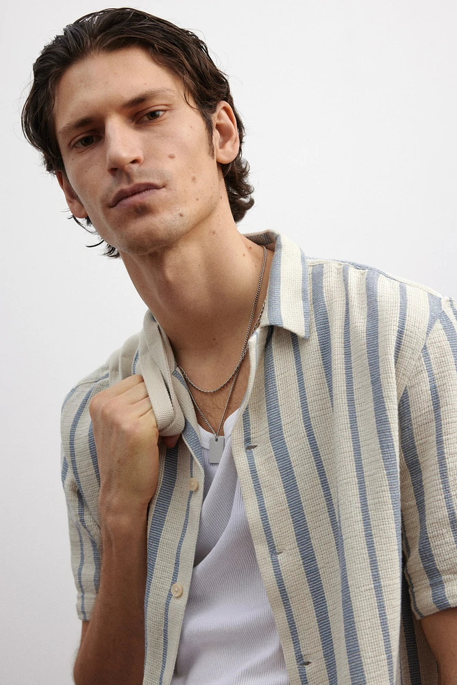 Chemise texturée coupe classique à col cubain