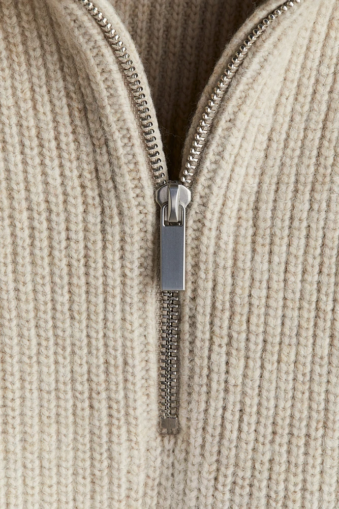 Pull zippé en tricot côtelé