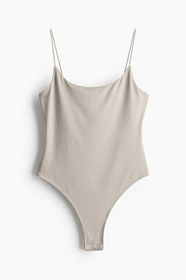 Maillots string à bretelles fines