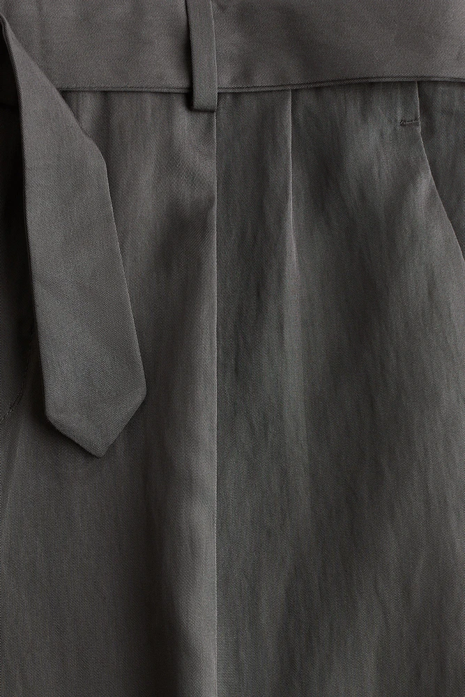 Pantalon classique en sergé avec ceinture
