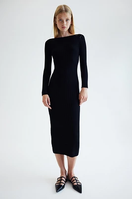 Robe moulante à encolure bateau