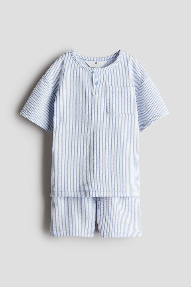 T-shirt à encolure boutonnée et short