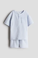 T-shirt à encolure boutonnée et short