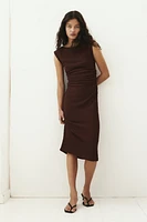 Robe moulante à effet drapé