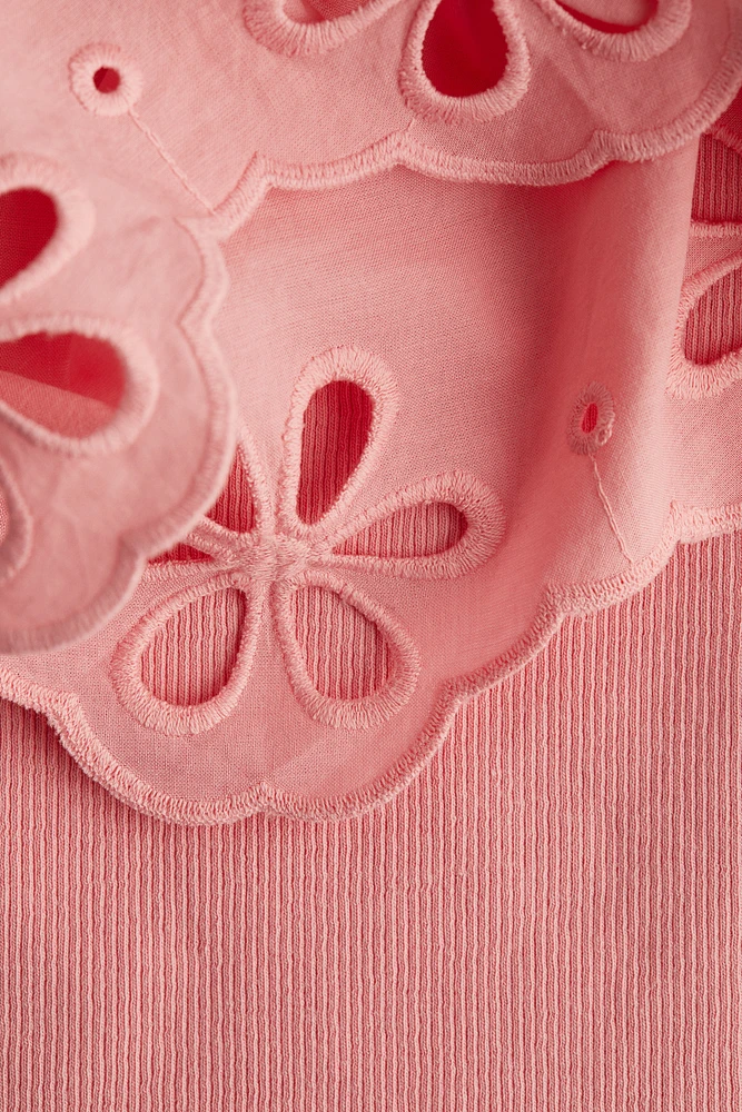 Haut côtelé avec broderie anglaise