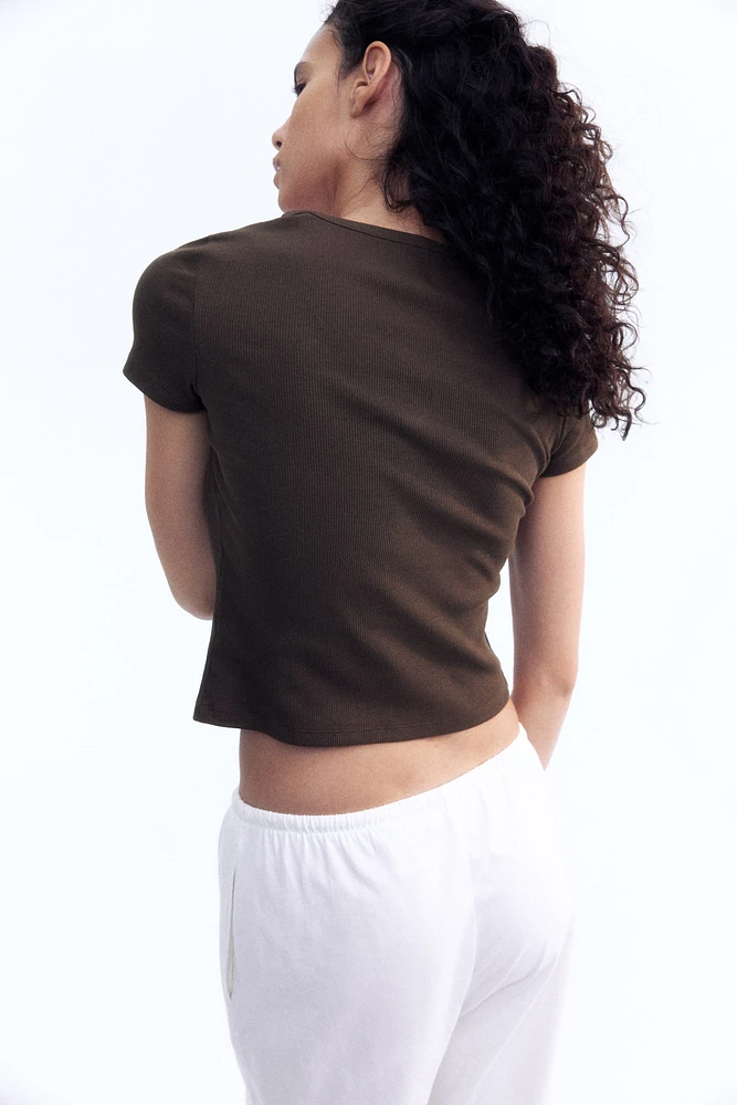 T-shirt côtelé avec boutons