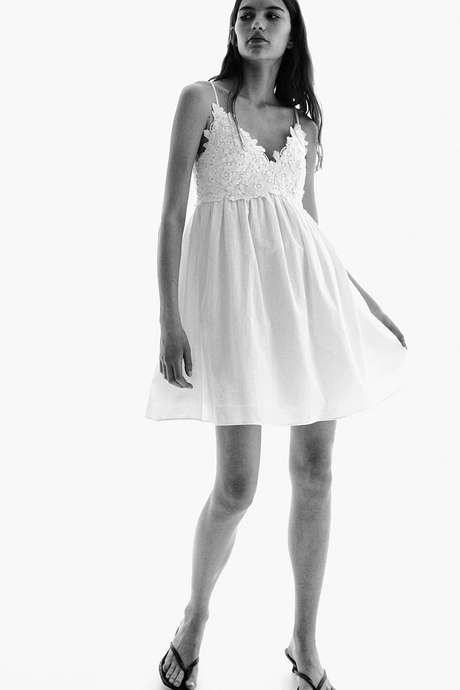 Robe avec détails en broderie