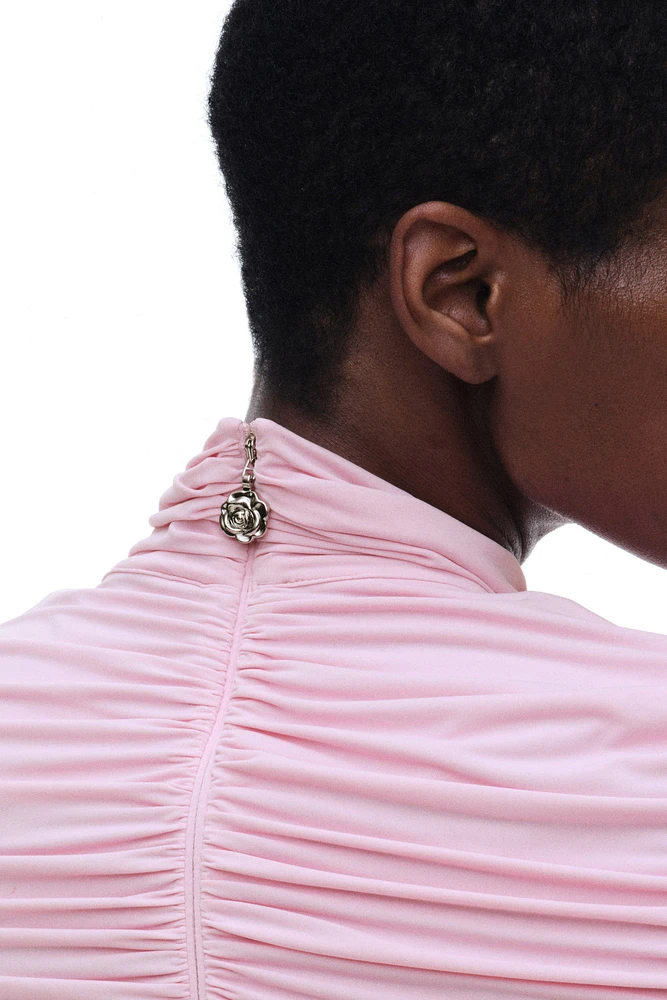 Robe à col cheminée avec rose appliquée