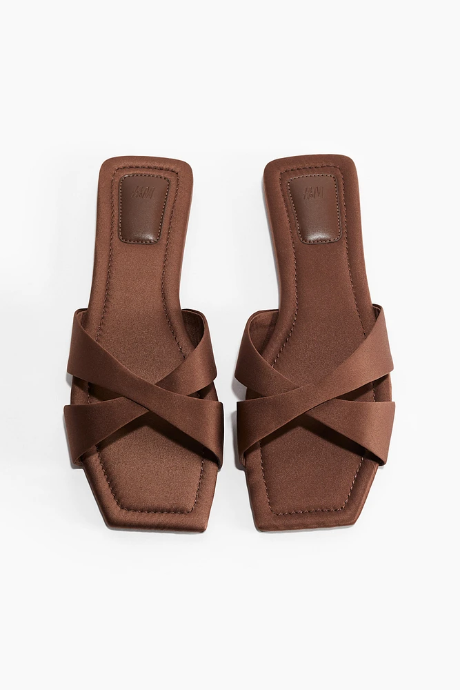 Sandales à brides croisées