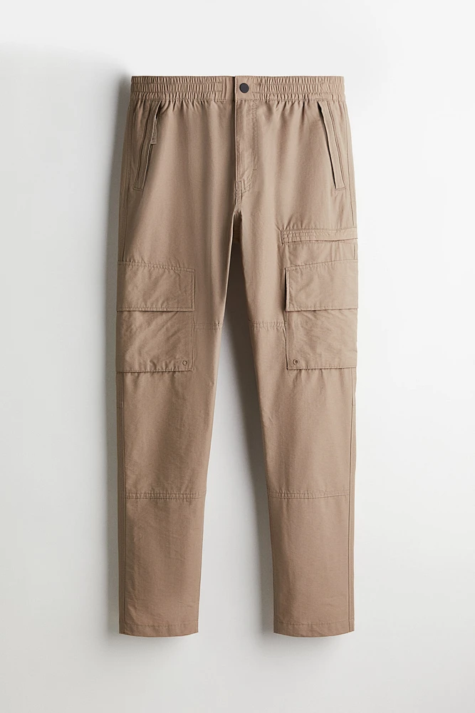 Pantalon cargo classique en sergé