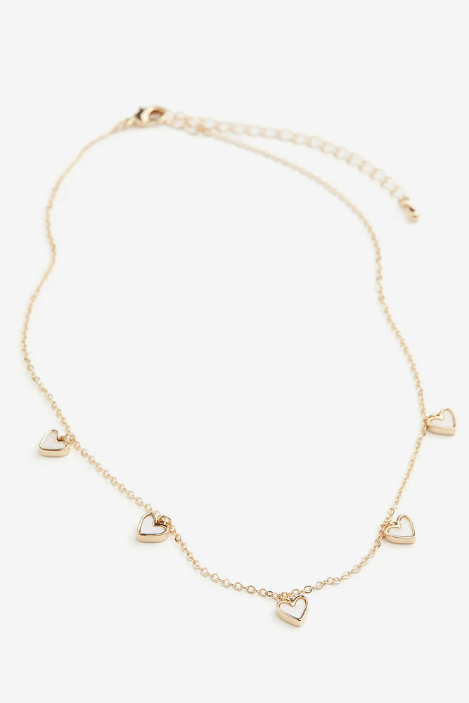 Collier avec pendentifs en forme de cœurs