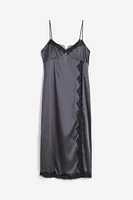 Robe combinaison en satin avec dentelle