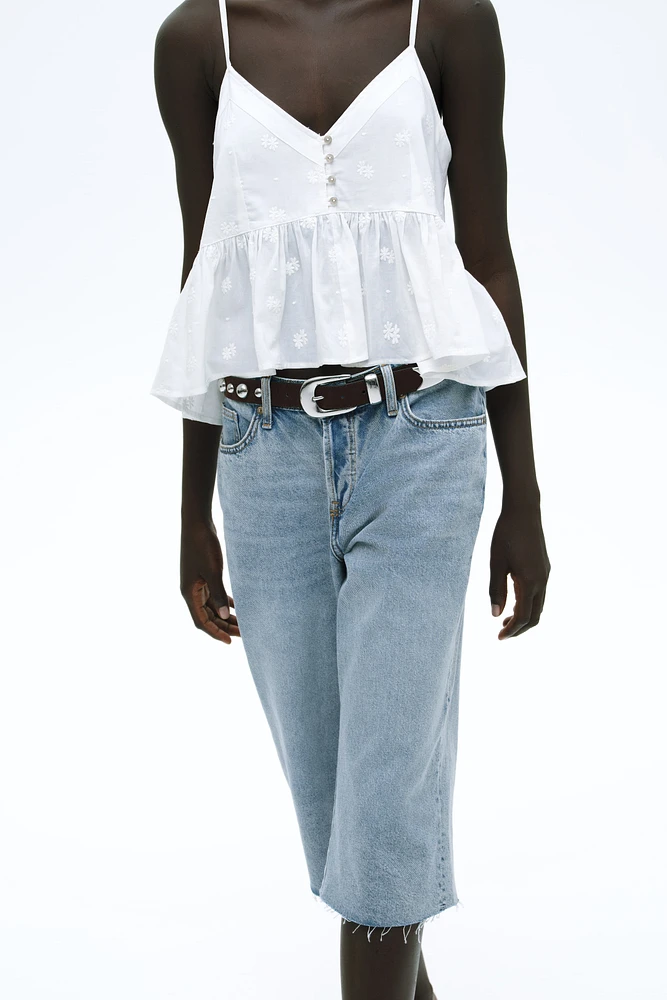 Short taille basse au genou en denim