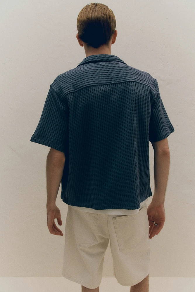Chemise gaufrée coupe ample à col cubain