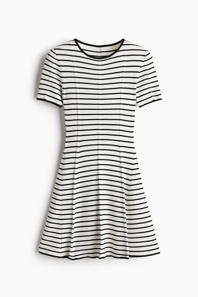 Robe en tricot côtelé avec jupe évasée
