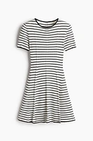 Robe en tricot côtelé avec jupe évasée