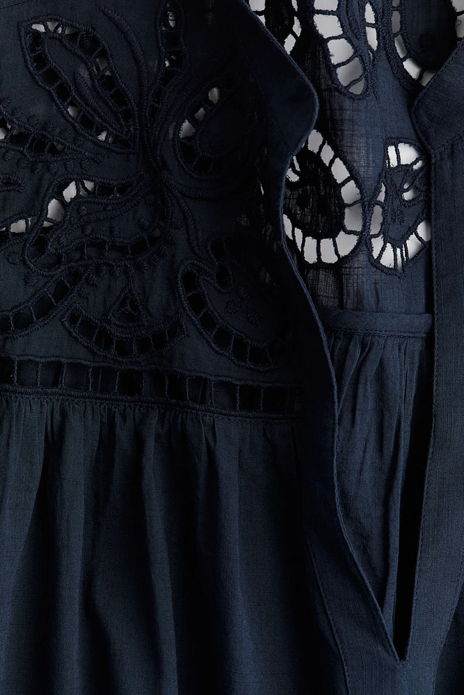 Robe à manches volant avec broderie anglaise