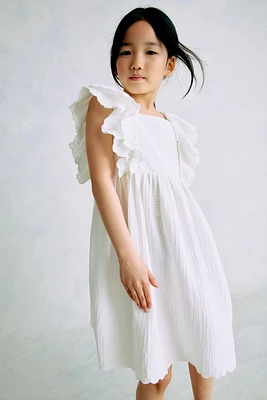 Robe à bords festonnés