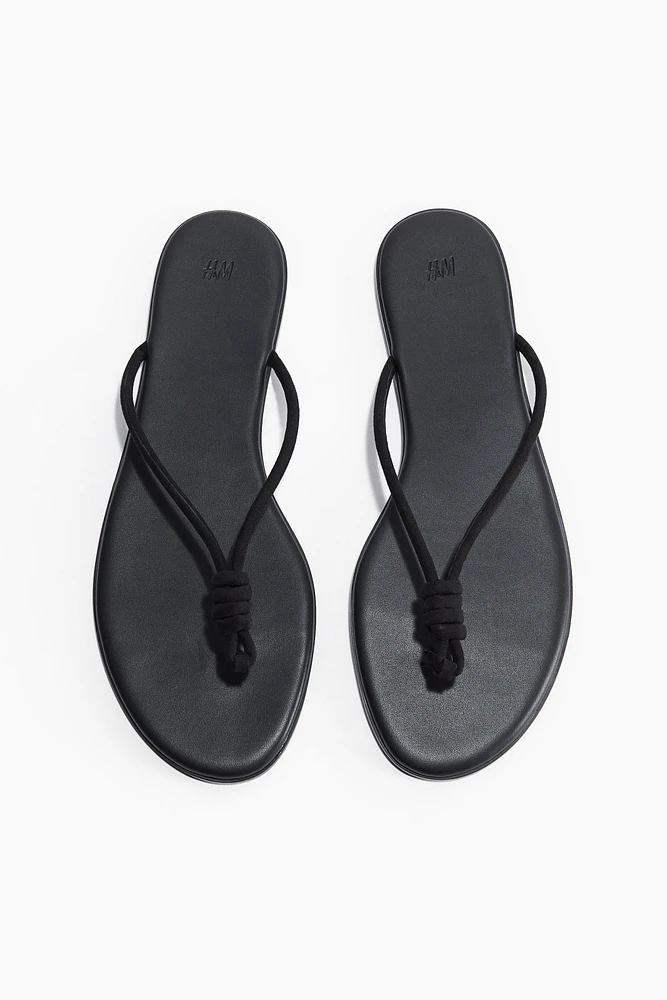 Sandales plates avec détail noué
