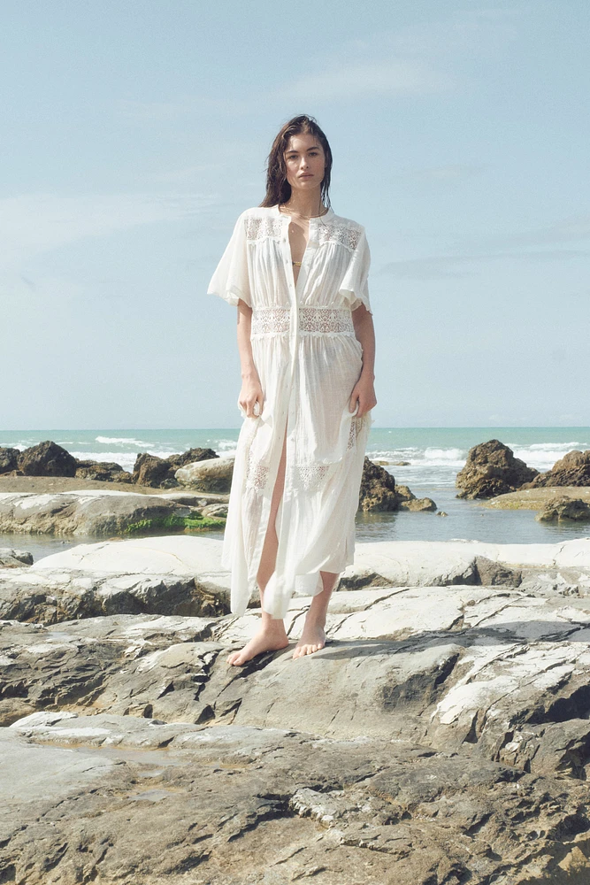 Robe en coton avec incrustations de dentelle