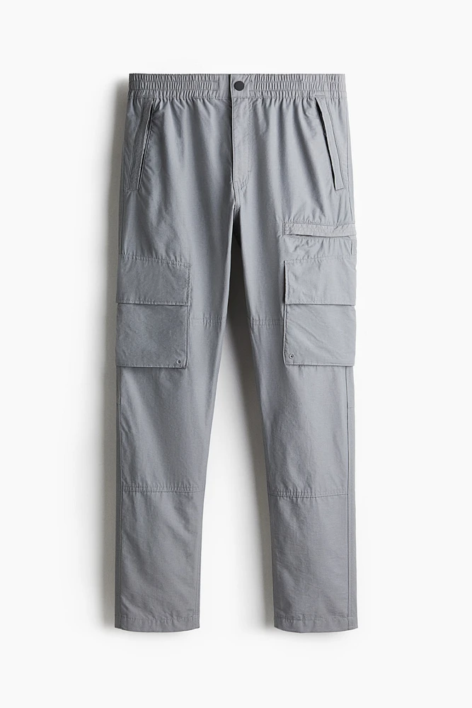 Pantalon cargo classique en sergé