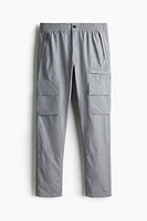 Pantalon cargo classique en sergé