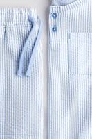 T-shirt à encolure boutonnée et short