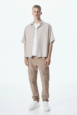 Pantalon cargo classique en sergé