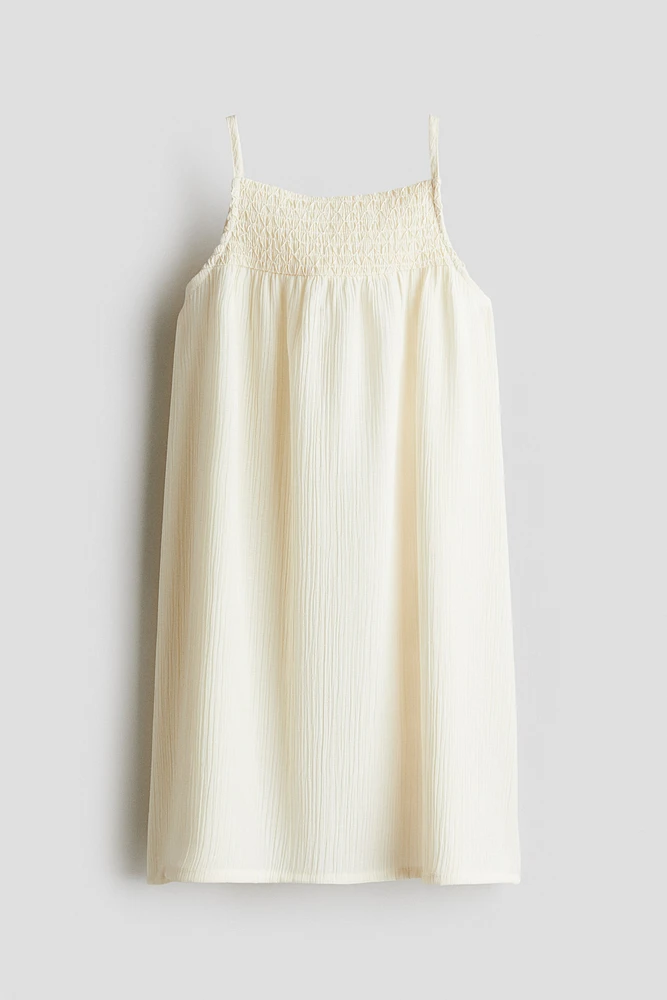 Robe smockée avec bretelles fines