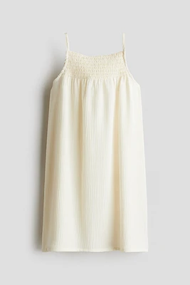 Robe smockée avec bretelles fines