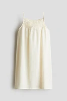 Robe smockée avec bretelles fines