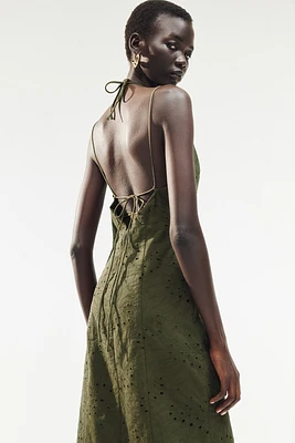 Robe à boutons avec broderie anglaise