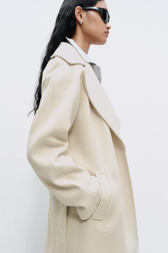 Manteau en feutre avec ceinture à nouer