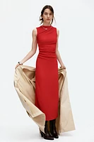 Robe moulante à effet drapé