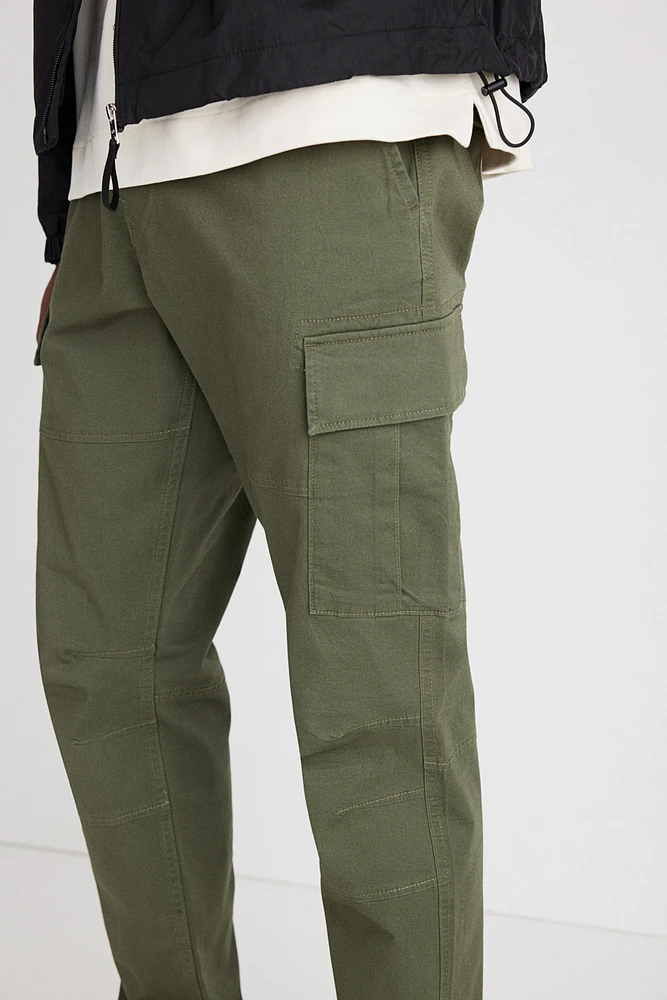 Pantalon cargo près du corps
