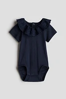 Maillot cache-couche avec col en broderie