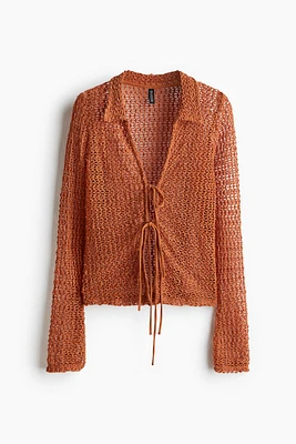 Haut en tricot ajouré avec devant à nouer