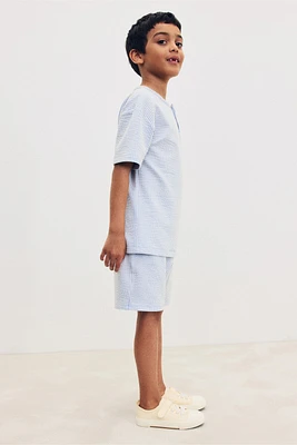 T-shirt à encolure boutonnée et short