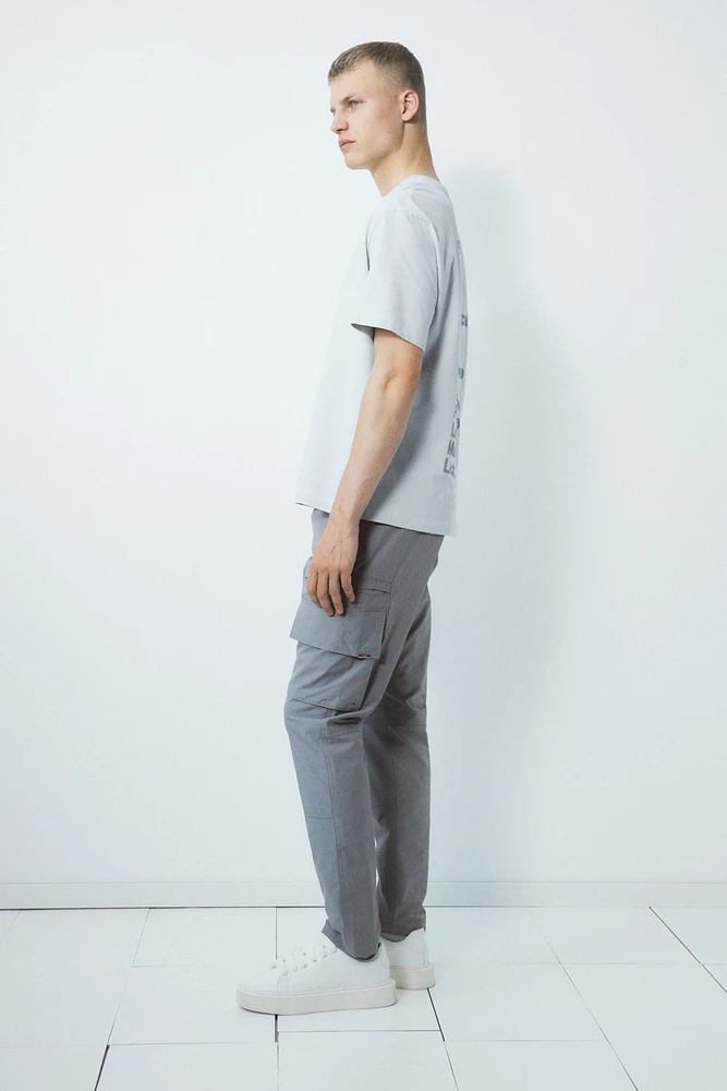 Pantalon cargo classique en sergé