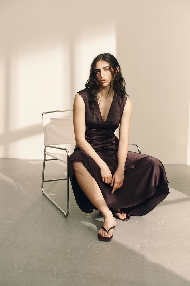 Robe à encolure en V satin