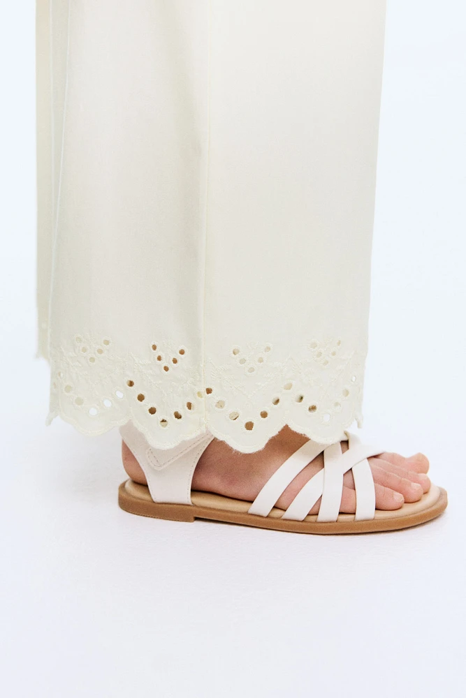 Pantalon court avec broderie anglaise