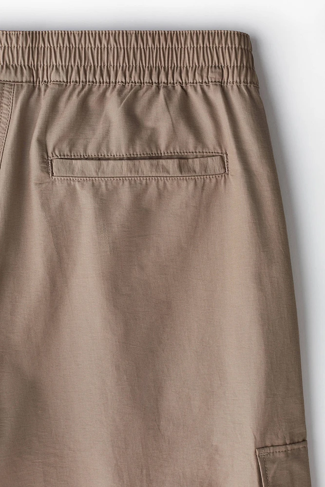 Pantalon cargo classique en sergé